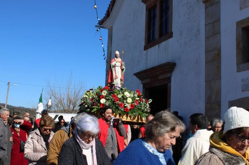 Tradicional Feira de S. Br&aacute;s junta centenas de pessoas em Serpins