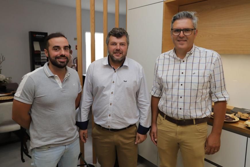 Junta de Freguesia de Serpins  na inaugura&ccedil;&atilde;o da loja MC Cozinhas