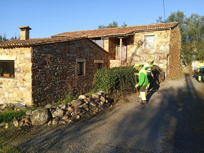Junta de Freguesia realiza limpezas em vários lugares 
