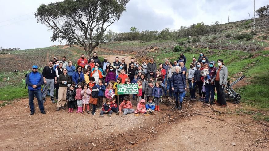 Crian&ccedil;as plantam cerca de uma centena de &aacute;rvores na Mata do Sobral